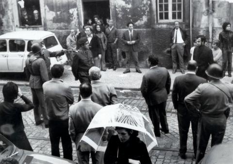 Funeral de José António Ribeiro Santos cercado pela polícia, 14 de outubro de 1972 (ANTT)