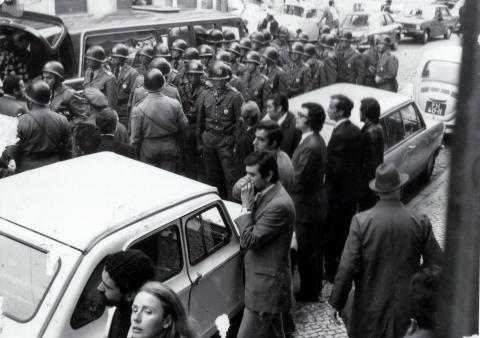 A polícia de choque cerca a carrinha que transportou a urna funerária de José António Ribeiro Santos. (À direita da imagems distingue-se o escritor Urbano Tavares Rodrigues)