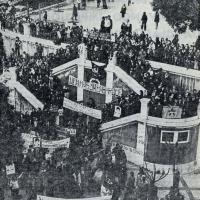 Manifestantes concentrados frente ao edifício onde viveu Ribeiro Santos, 03-05-1974