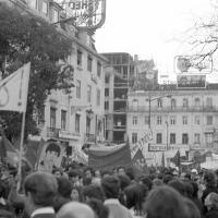 Fotografia do Rossio, no dia 26 de abril de 1974. Autor: Mário Varela Gomes 