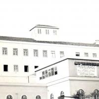 Edifício do ISCEF, distinguindo-se o anfiteatro pré-fabricado onde foi assassinado Ribeiro Santos pela PIDE/DGS e em cuja parede exterior foi colocado um cartaz denunciando o crime.