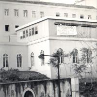 Fotografia do exterior do ISCEF (atual ISEG) mostrando o cartaz que denunciava o assassinato de Ribeiro Santos pela PIDE/DGS na véspera