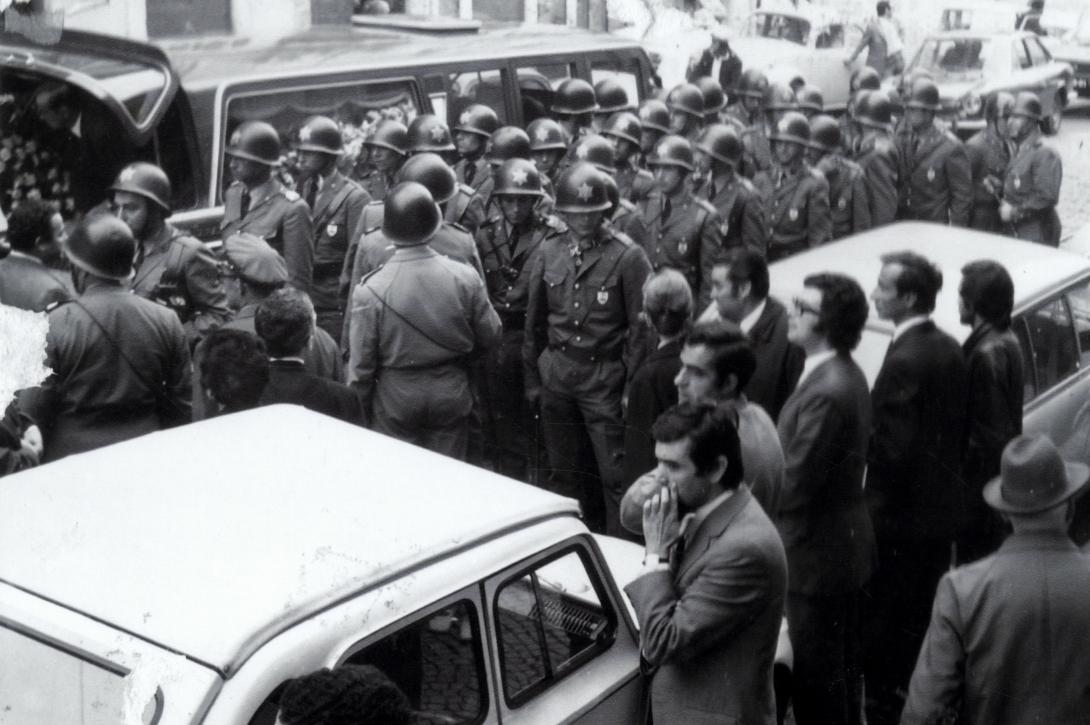 A polícia de choque cerca a carrinha que transportou a urna funerária de José António Ribeiro Santos (ANTT) À direita da imagem distingue-se o escritor Urbano Tavares Rodrigues.